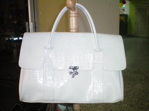 กระเป๋าหนัง PVC น่ารักค่ะสีขาว งานละเอียดมากข้างใน