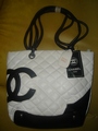 กระเป๋า Chanal สีขาว  ปกติ 1,200  ลดเหลือ 650 บาท