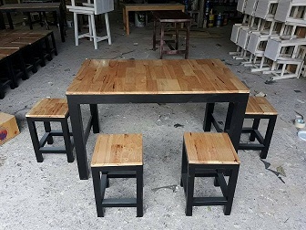 โต๊ะเก้าอี้ไม้สน ขนาด100*70*75พร้อมเก้าอี้ 4ตัว -  ขายโต๊ะไม้ โต๊ะไม้สน โต๊ะไม้จามจุรี เก้าอี้ไม้ เราคือโรงงานผลิตโดยตรงคับ  ราคาถูกสุดๆ                                                                                                                                                                            หนุ่มโต๊ะไม้ 